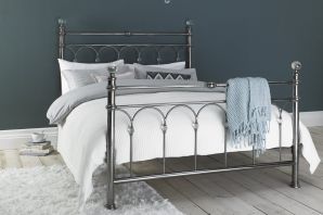 Белая металлическая кровать