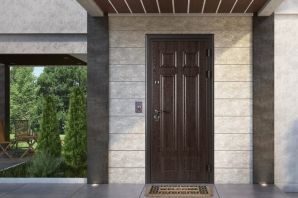 Входная металлическая дверь в частный дом