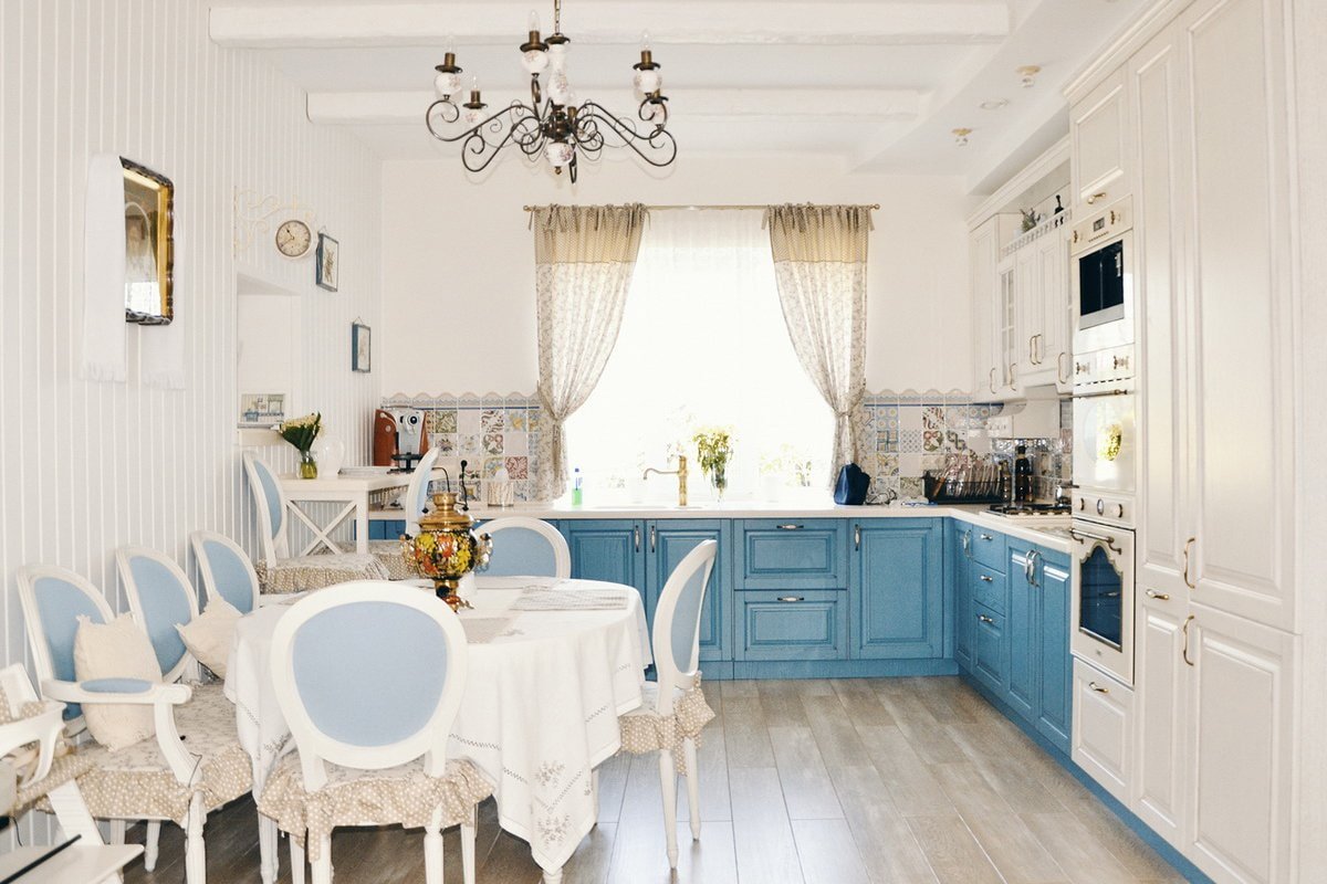 Бело голубая кухня в интерьере фото