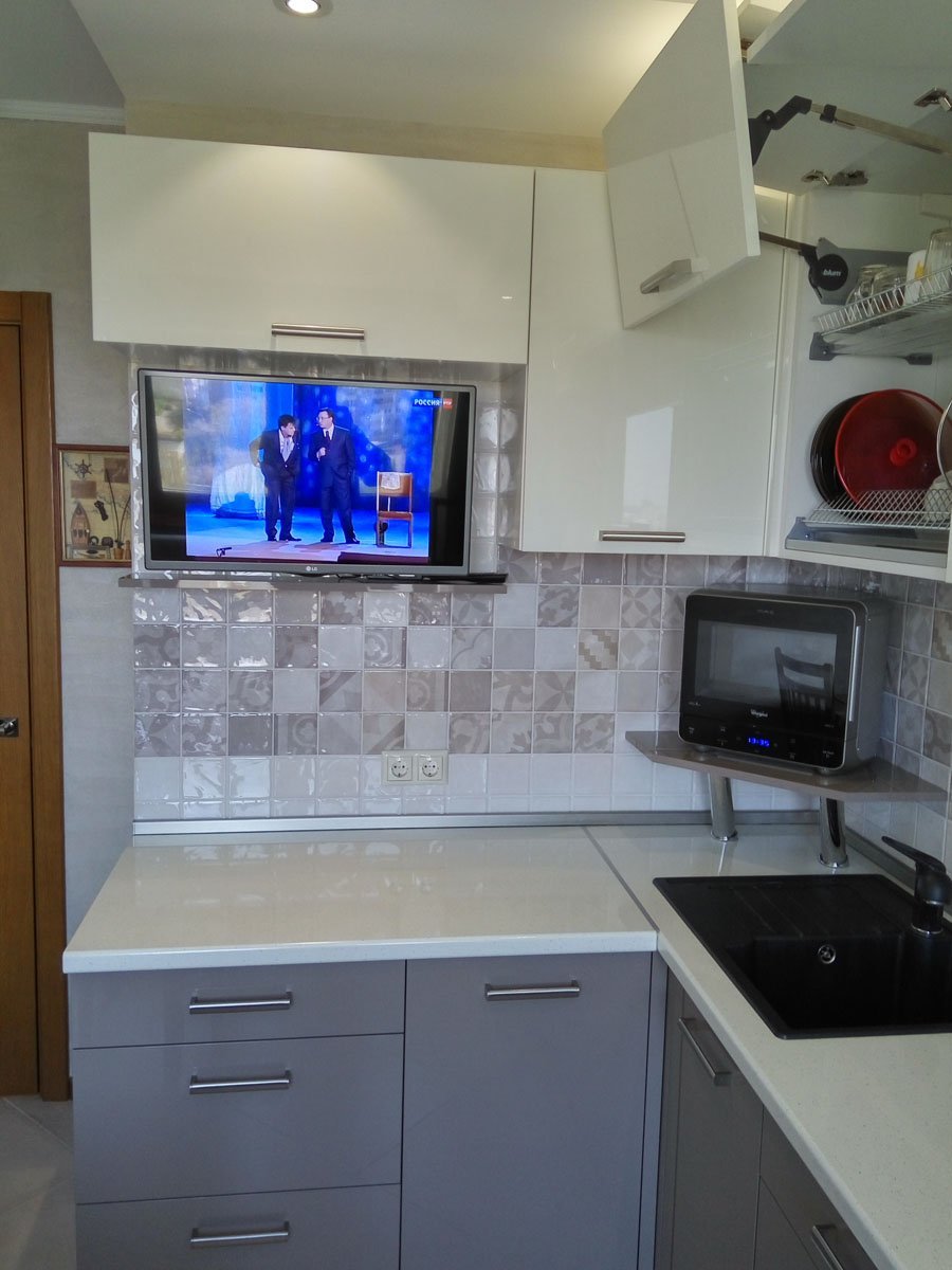 белая кухня угловая с телевизором