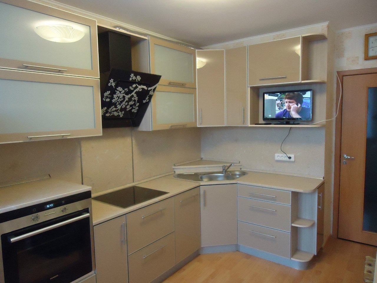 Угловая кухня с телевизором (71 фото)