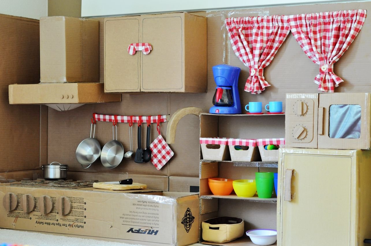 Как сделать детскую кухню из использованных картонных коробок