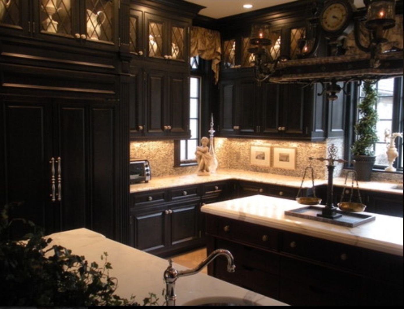 Золотая черная кухня. Кухня в готическом стиле. Готический стиль в интерьере. Черная деревянная кухня. Готическая кухня интерьер.