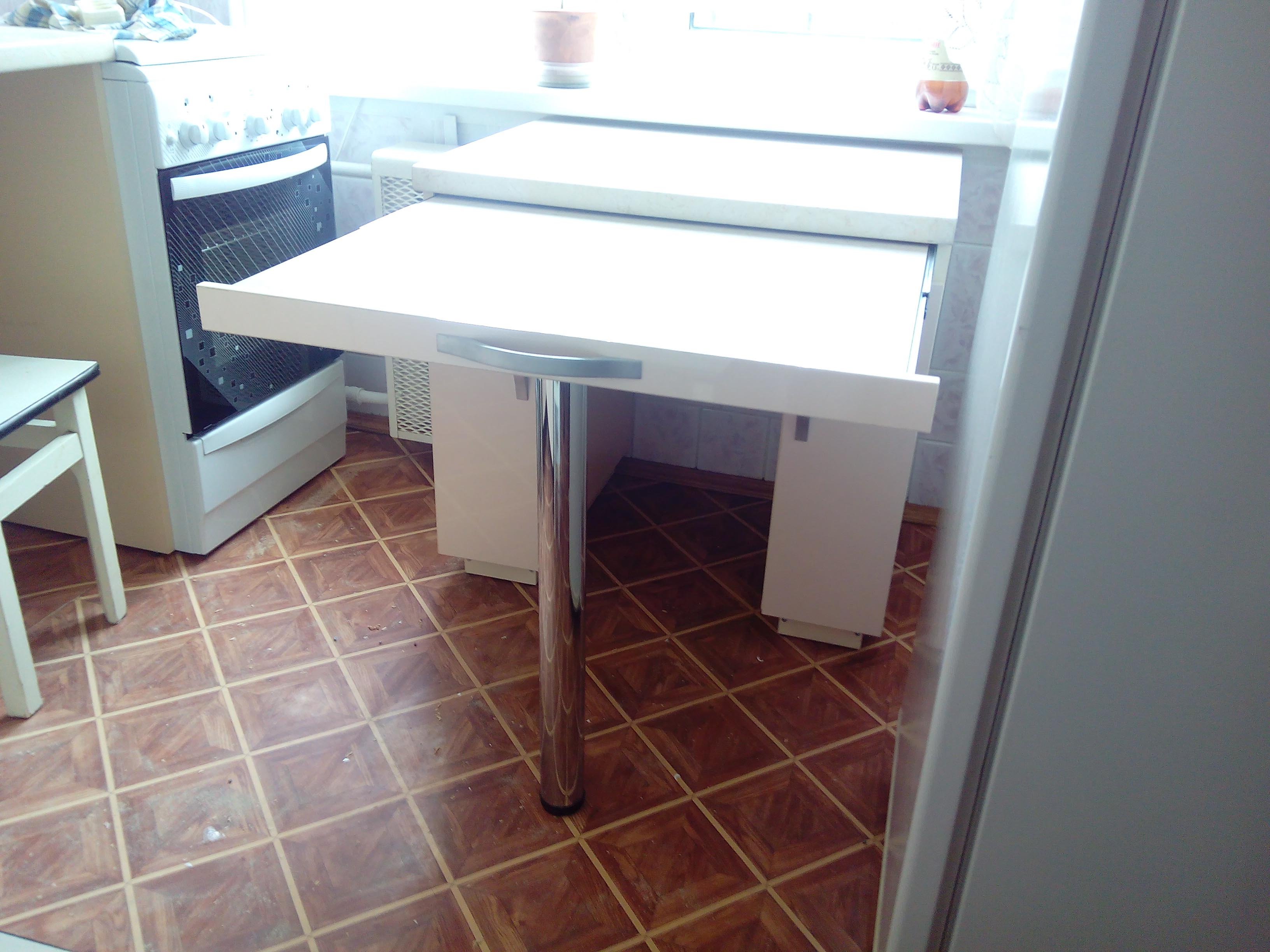 кухонный стол с выдвижным ящиком под столешницей