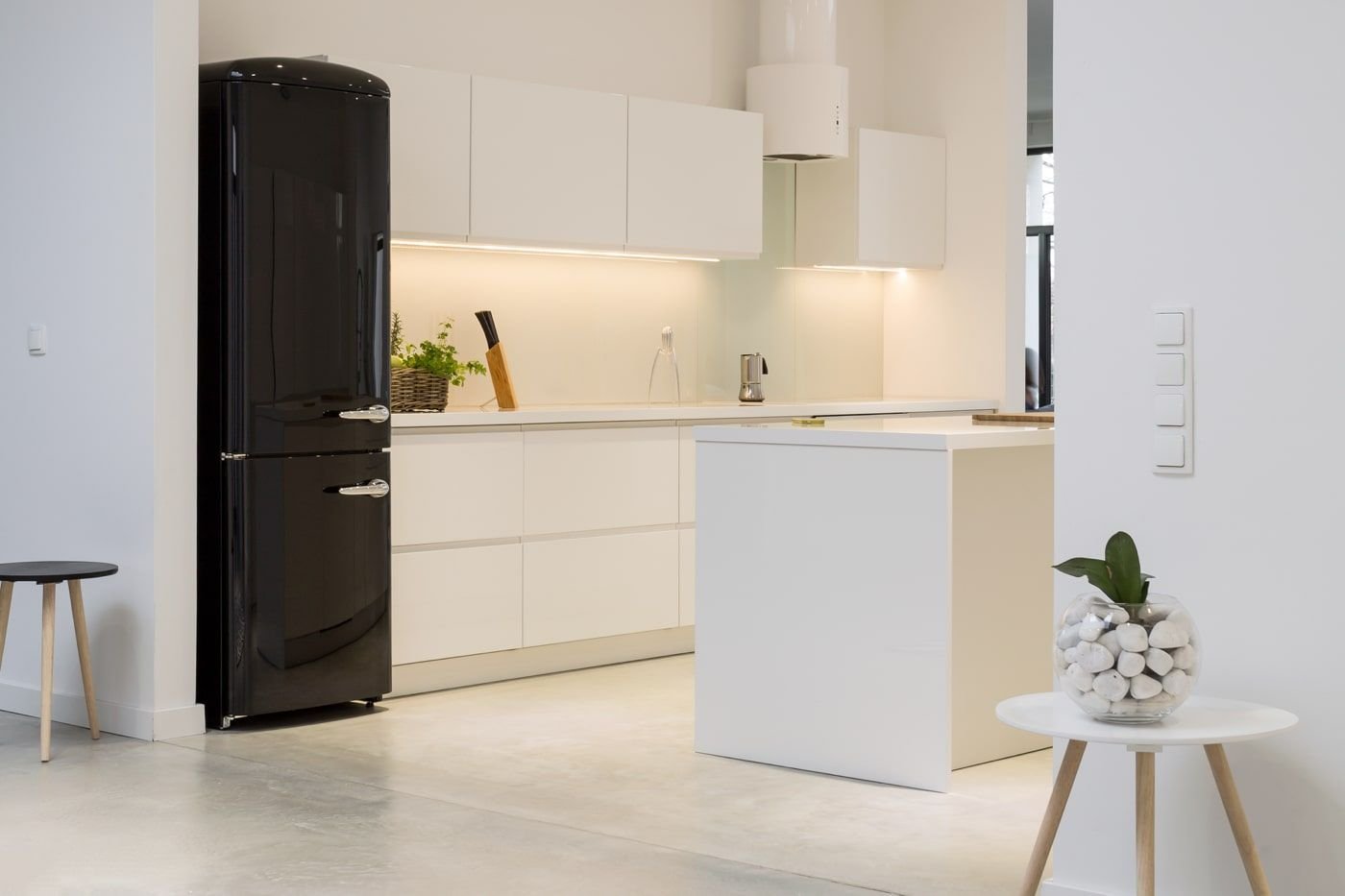 дизайн кухни с черным холодильником фото