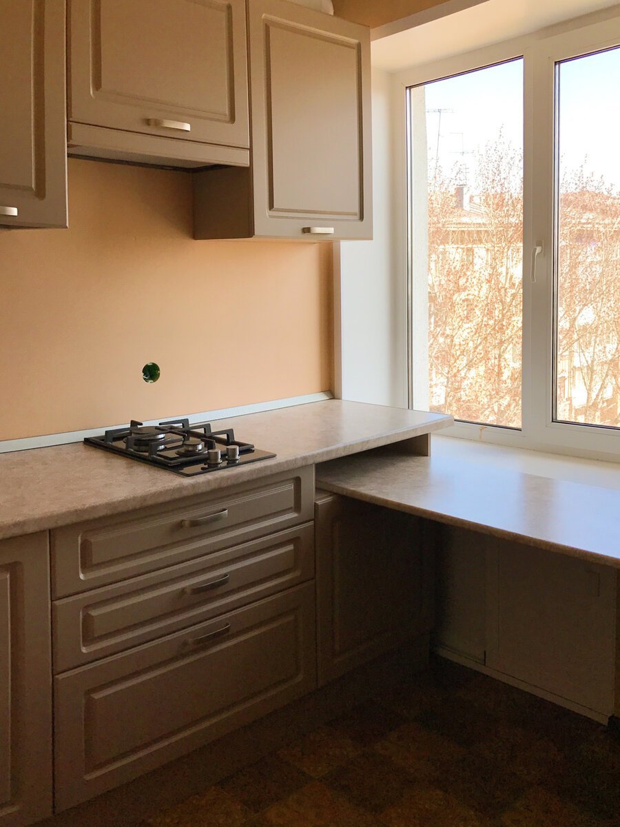 кухонный гарнитур для маленькой кухни угловой с окном с батареей