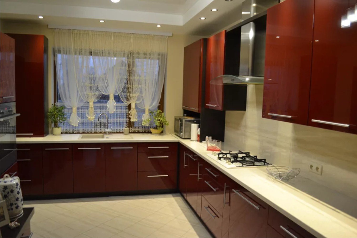 Купить кухонный гарнитур бордового цвета для маленькой кухни в Петрозаводске. Удобная прямая кухня.