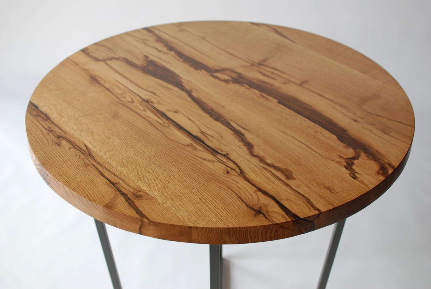 Круглый деревянный стол