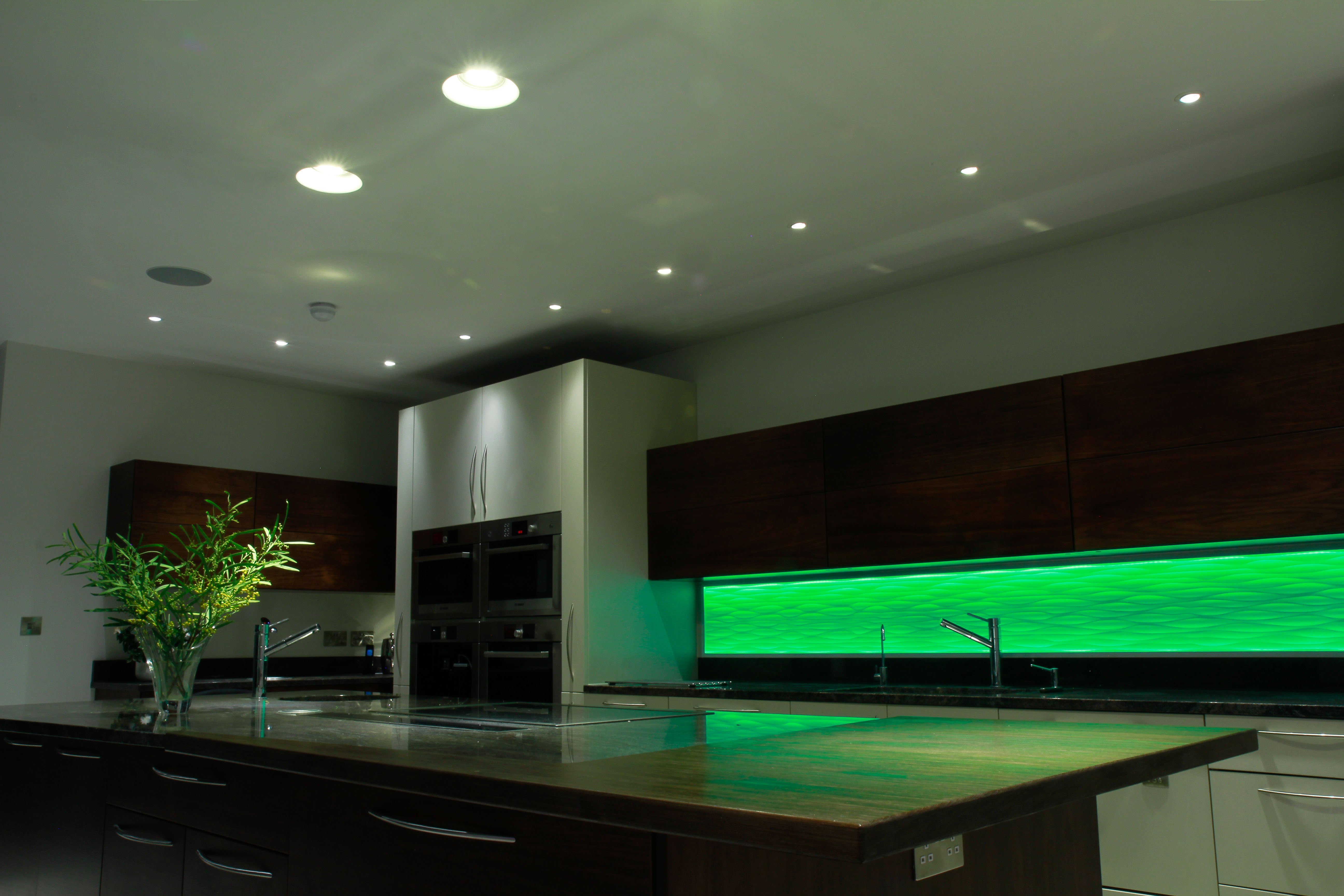 Кухня с подсветкой фото. Подсветка для кухни. Светодиодная лента в интерьере. Светодиодная подсветка в интерьере. Кухня с неоновой подсветкой.