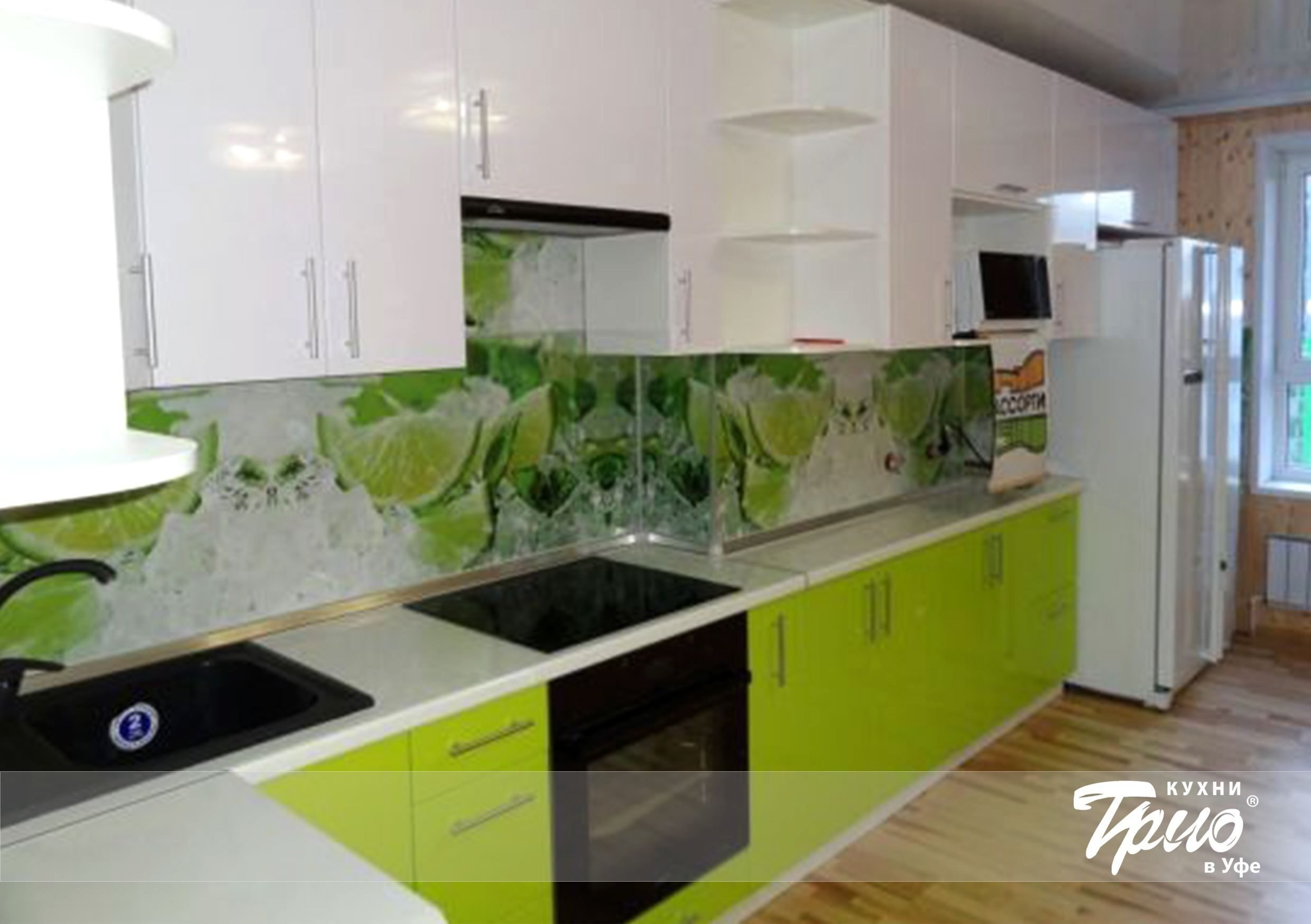 Кухня бело зеленая в современном стиле с фартуком