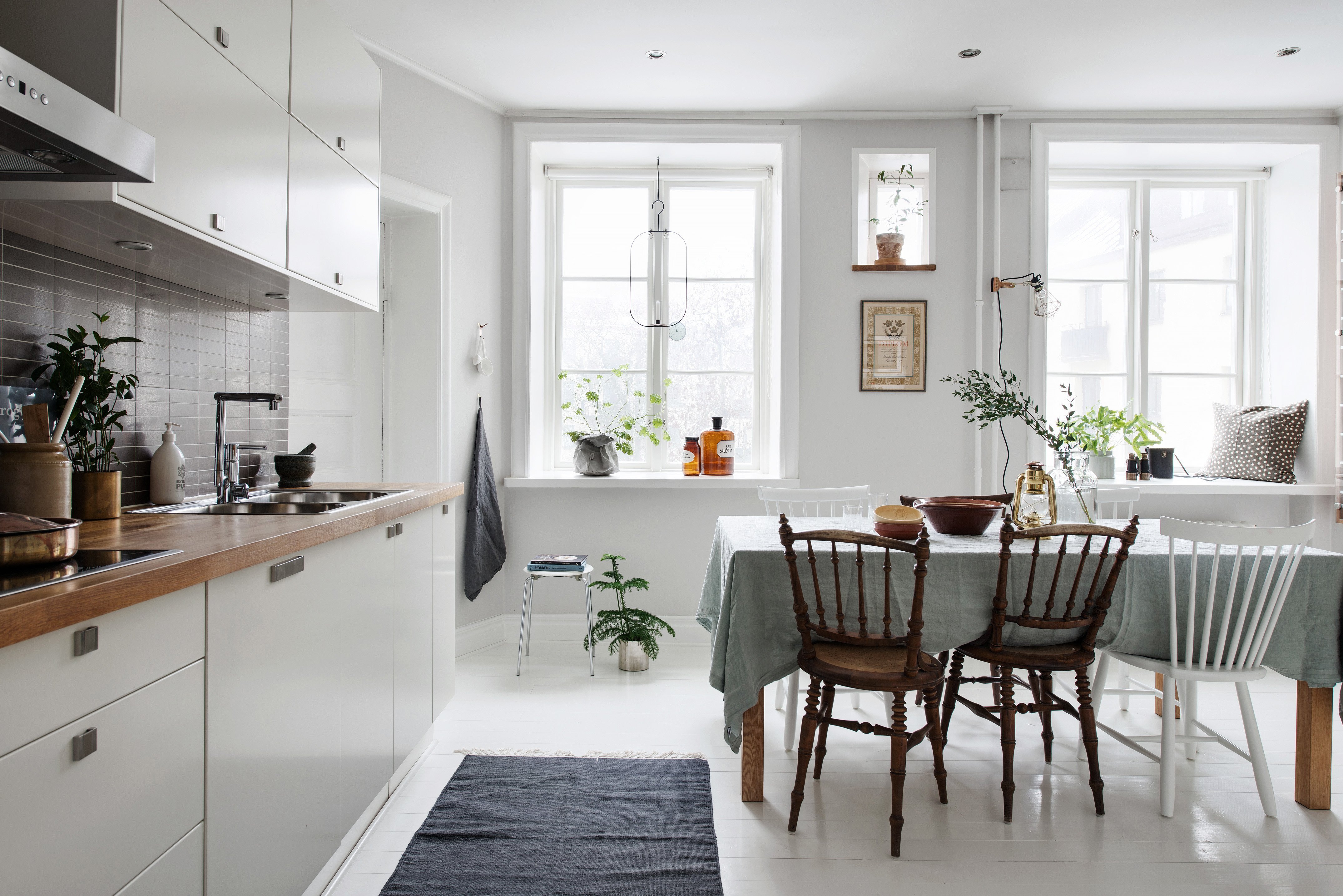 Оформление окна в кухне в скандинавском стиле
