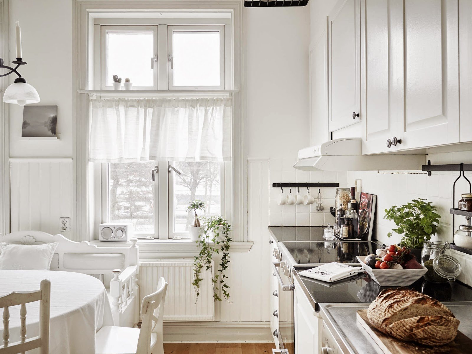 Белая кухня икеа Сканди стиль окна