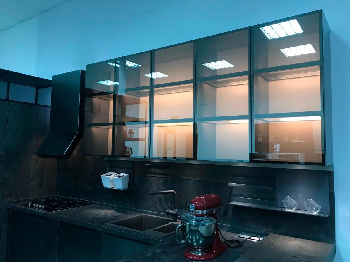 Стеклянный кухонный фасад из алюминиевого профиля