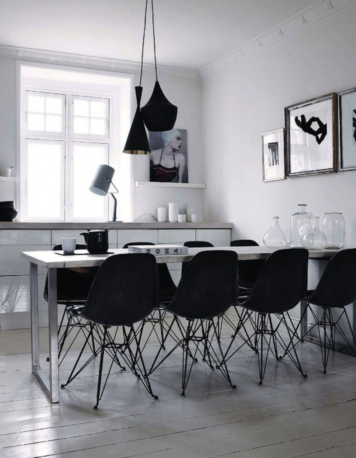 Черный стол и стулья на кухне
