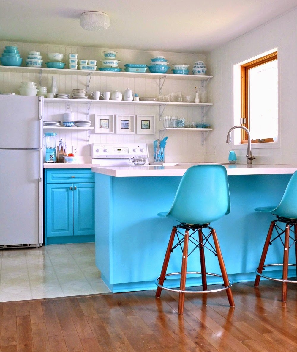 Голубые стены на кухне