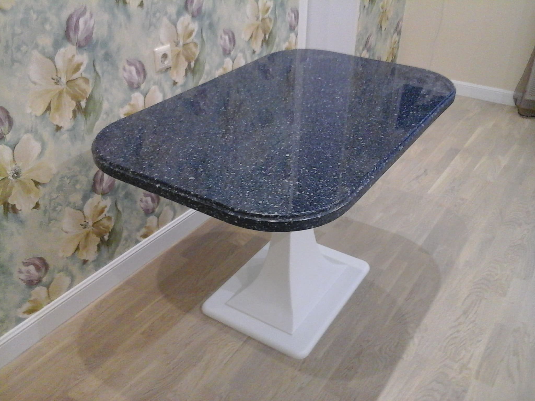 Стол кухонный камень купить. Стол из искусственного камня. Обеденный стол из искусственного камня. Обеденный стол со столешницей из искусственного камня. Овальный стол из искусственного камня.