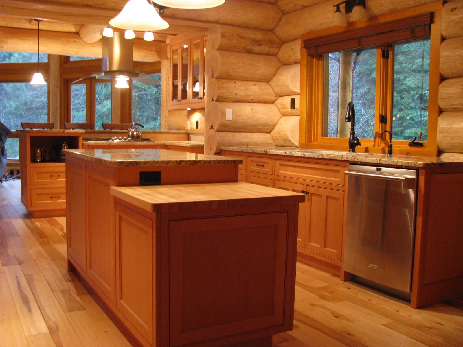 Рубленные кухни. Кухня в деревянном доме. Кухня в доме из бревна. Деревянная кухня в деревянном доме. Фартук для кухни в деревянном доме.