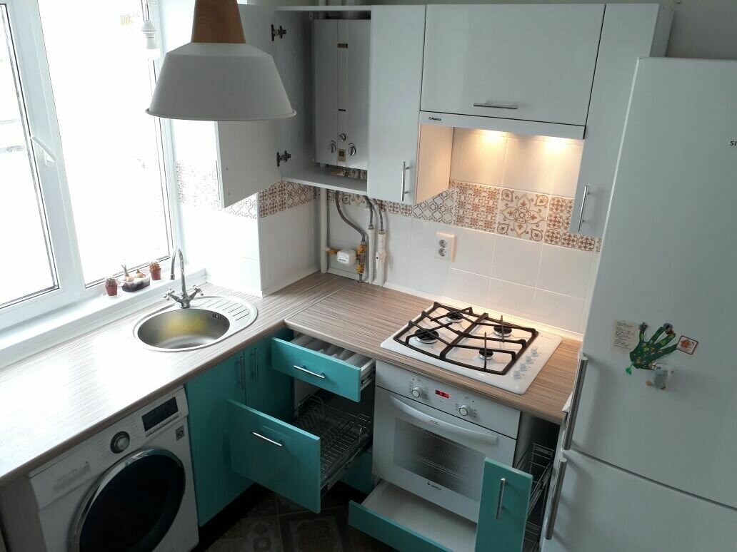 Маленькая кухня в хрущевке с холодильником