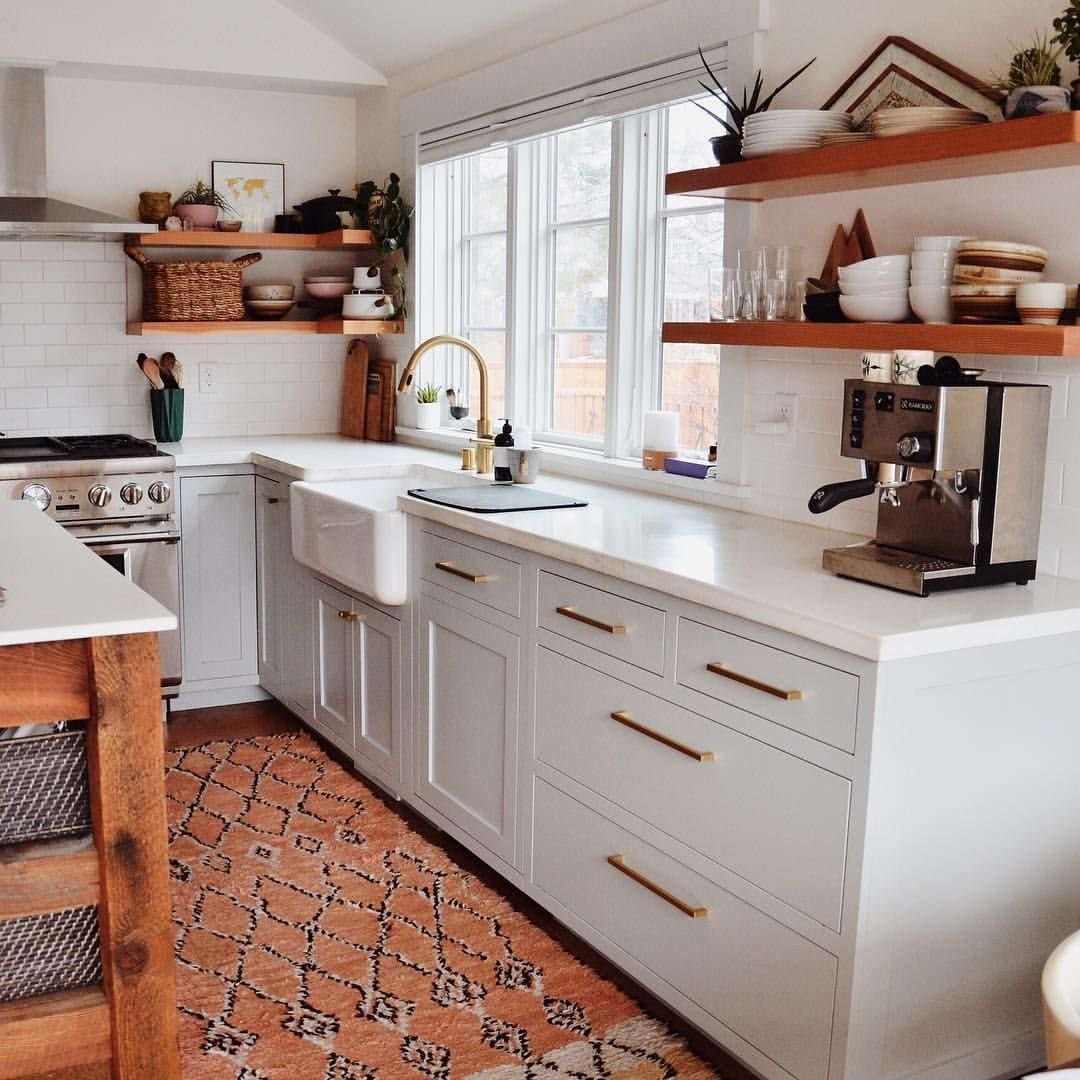 Кухня в скандинавском стиле с деревянными ящиками
