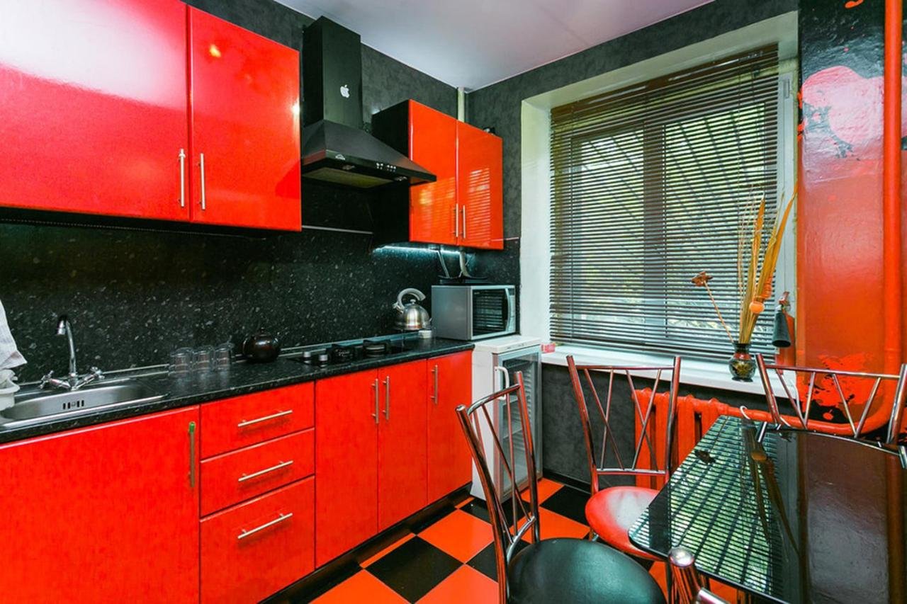 Кухня в черно Красном цвете дизайн на 6 м2