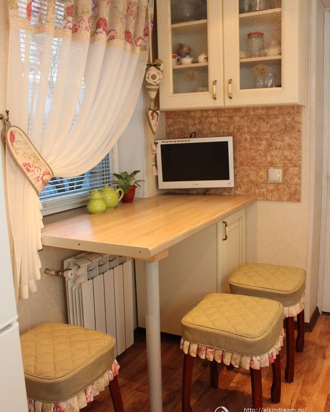 маленький стол в маленькую кухню