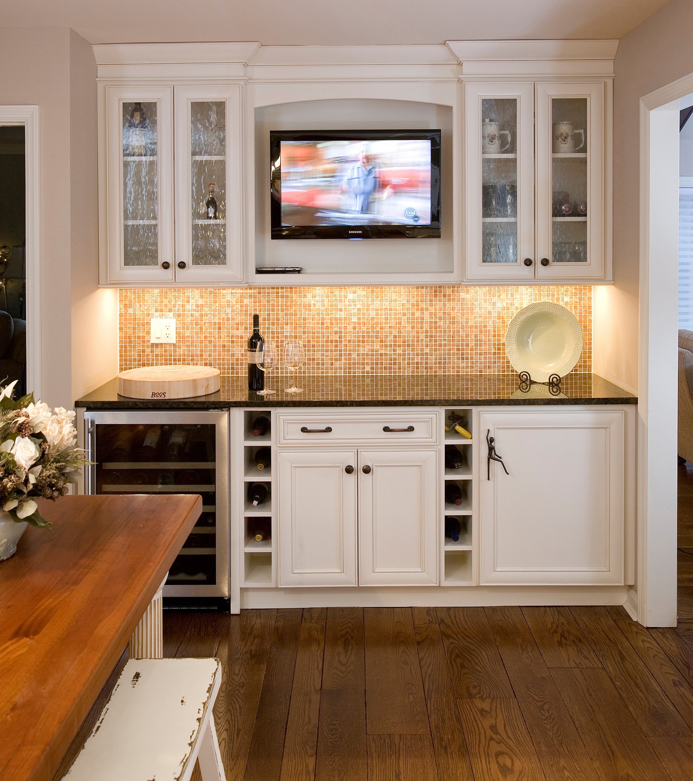 Встроенные телевизоры для кухни. Встраиваемый телевизор для кухни. Телевизор в кухонной мебели. Телевизор встроенный в кухню. Кухонный гарнитур с телевизором.