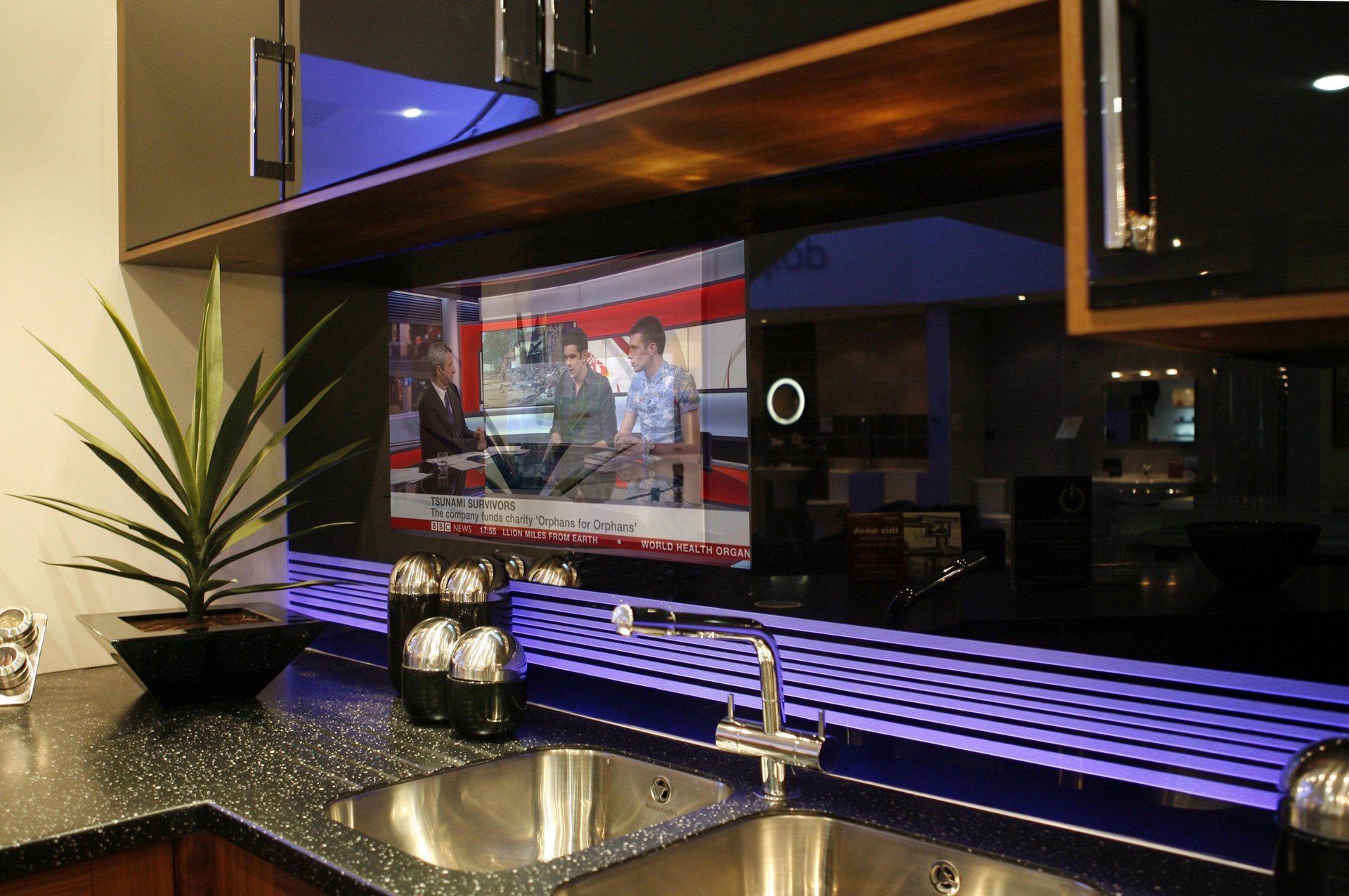 Встроенные кухонные телевизоры. Встроенный телевизор в кухонный гарнитур. Кухня со встроенным телевизором. Телевизор встроенный в кухню. Встраиваемый телевизор на кухню в фасад.