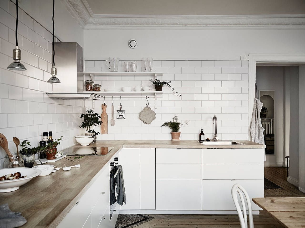 Кухня в скандинавском стиле с деревянной столешницей