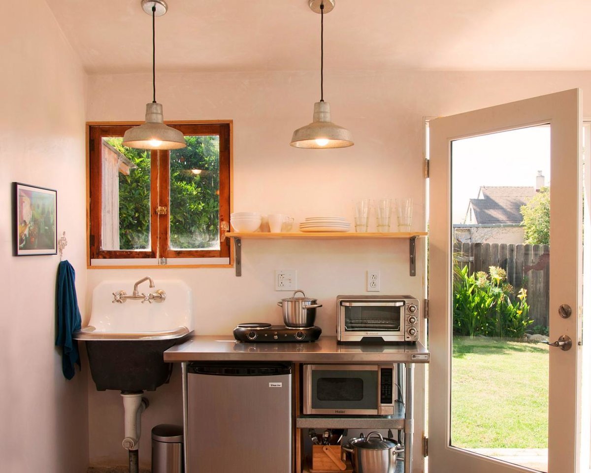 Интерьер маленькой кухни в частном доме фото эконом класса