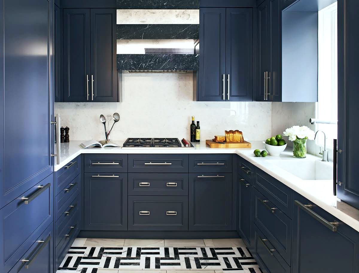 Белая кухня синяя столешница. Синяя кухня икеа. Кухня икеа Акстад синяя. Синяя кухня с черной столешницей. Темно синяя кухня.