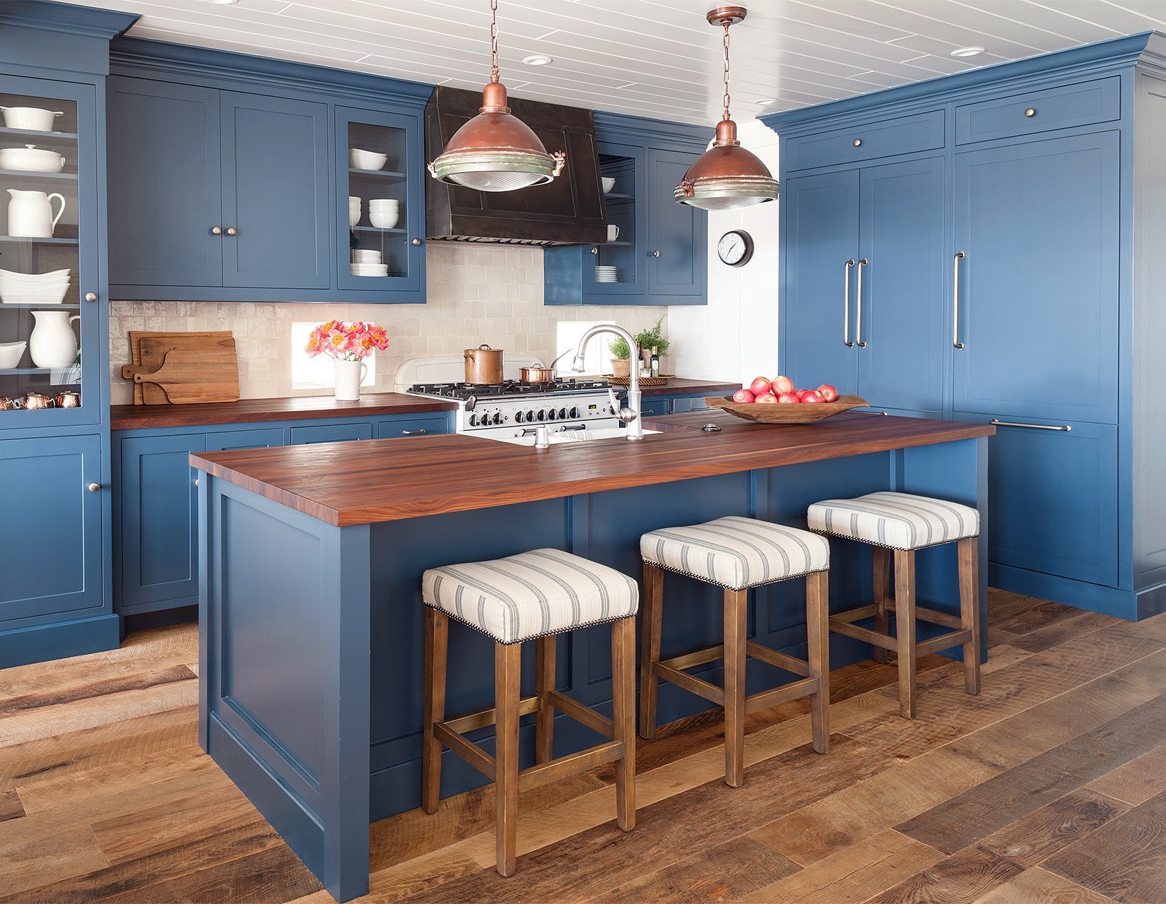 голубая кухня с деревянной столешницей и фартуком