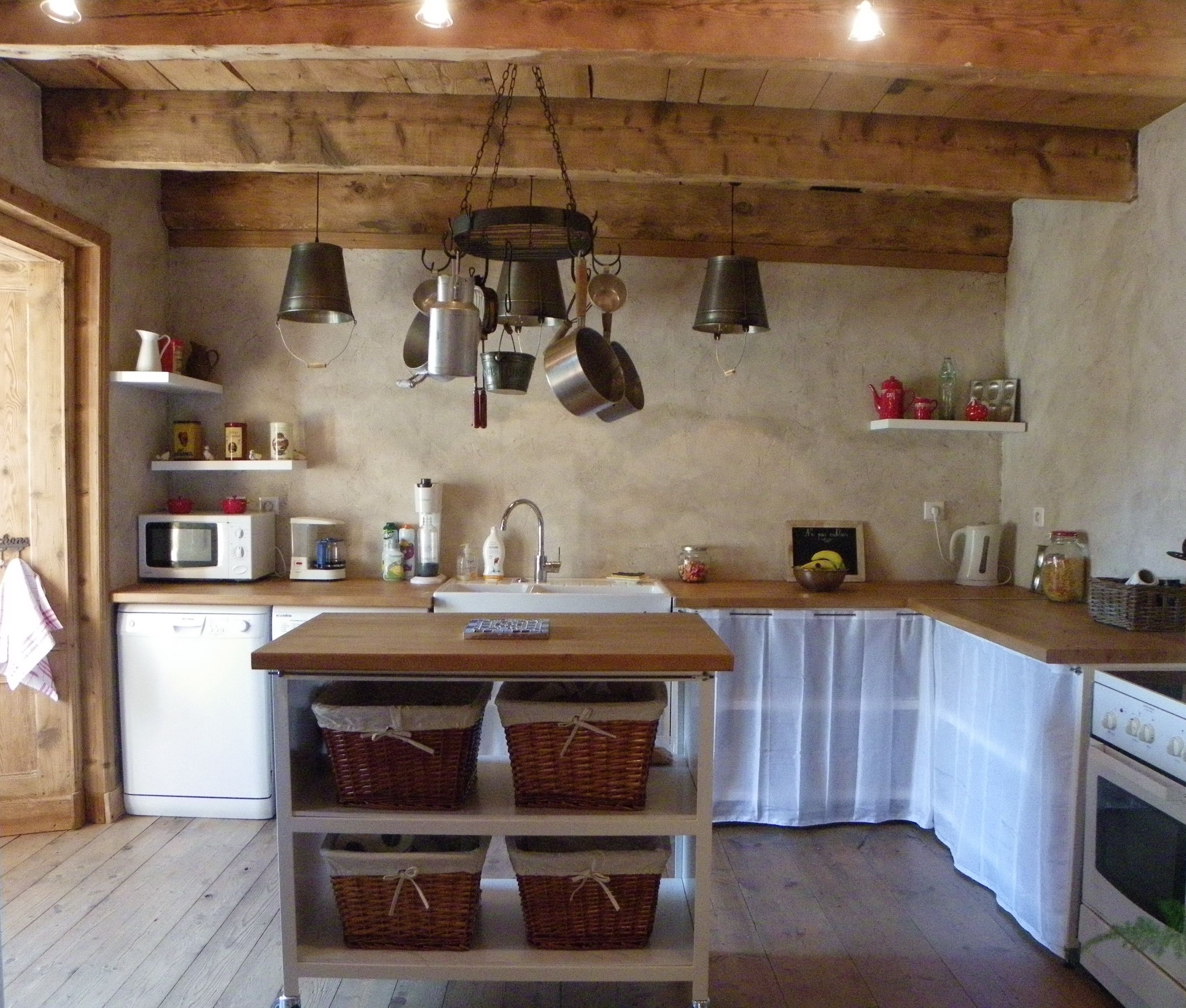 Кухонный гарнитур в деревенском стиле со шторками