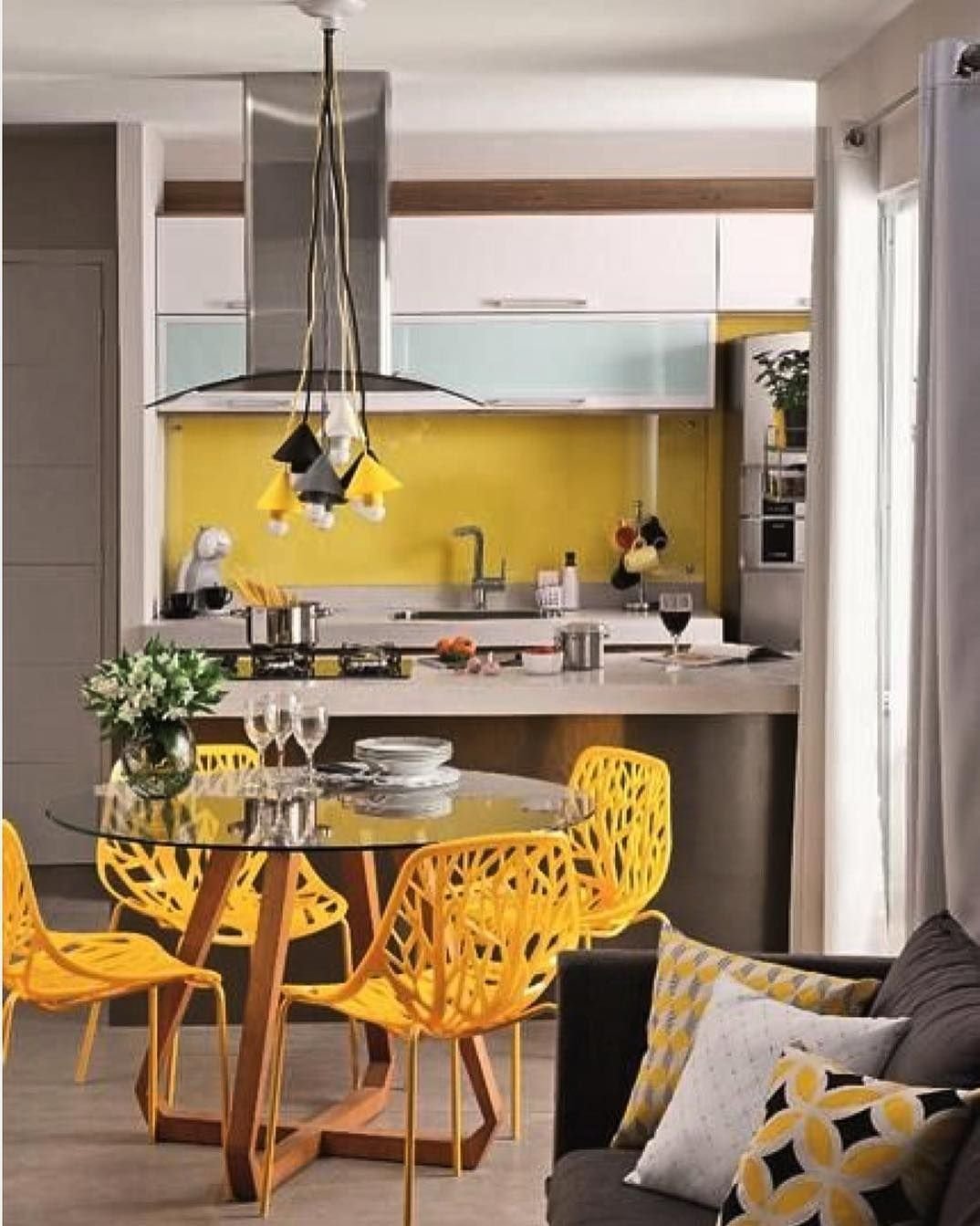 кухня серая с желтым диваном
