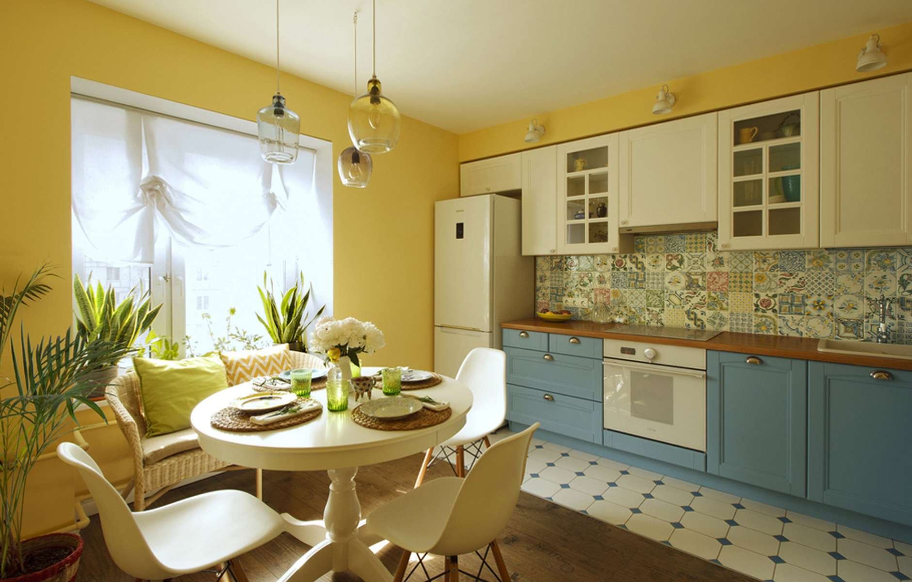 Как желтый цвет в интерьере кухни влияет на настроение и восприятие пространства?