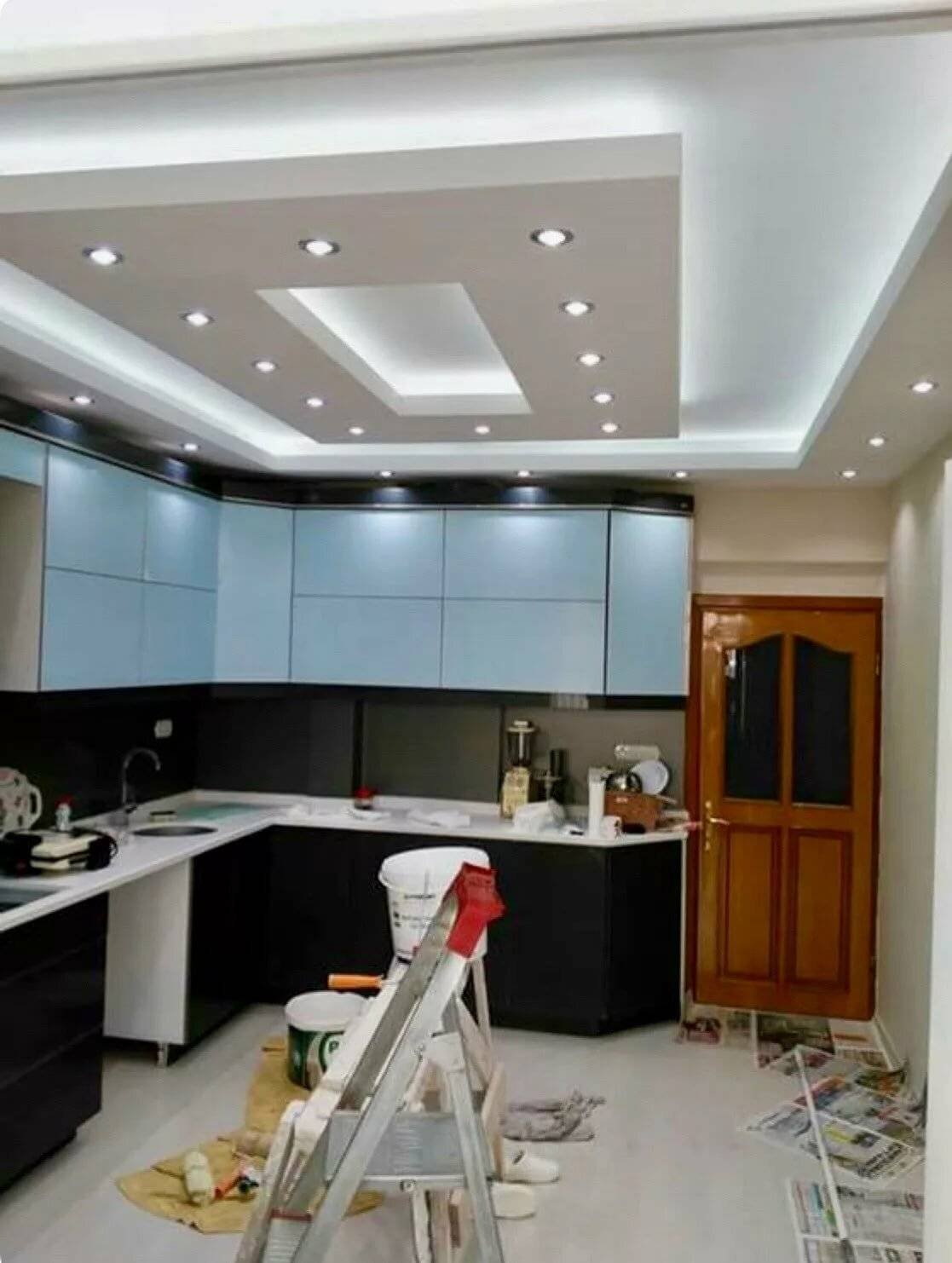 Двухуровневый потолок из гипсокартона и натяжной с подсветкой: фото, дизайн