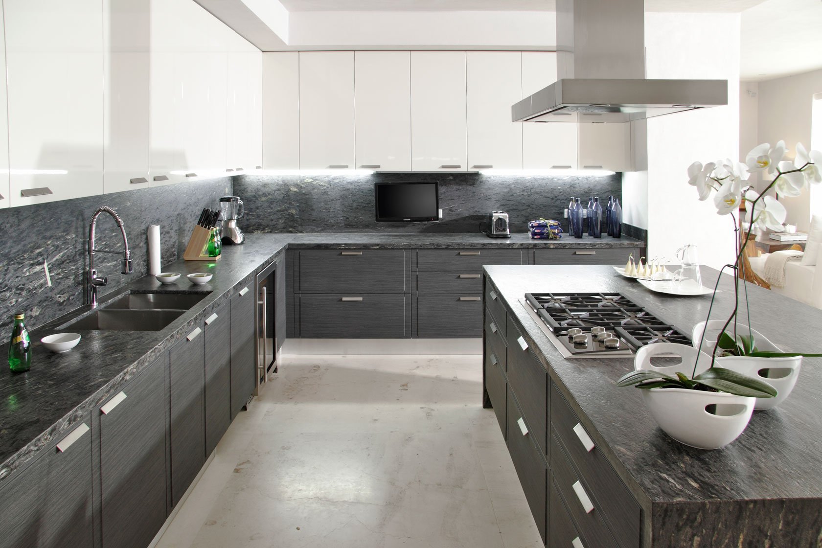 белая кухня с серой столешницей в интерьере фото