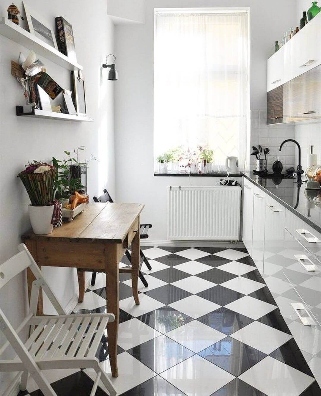 Черно белая кухня плитка. Интерьер узкой кухни. Кухня длинная и узкая интерьер. Маленькая узкая кухня. Плитка на кухню на пол.