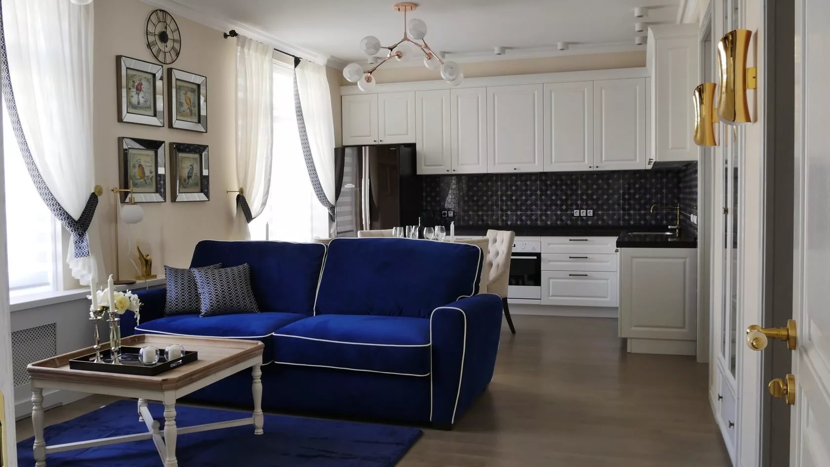 Кухня гостиная с синим диваном