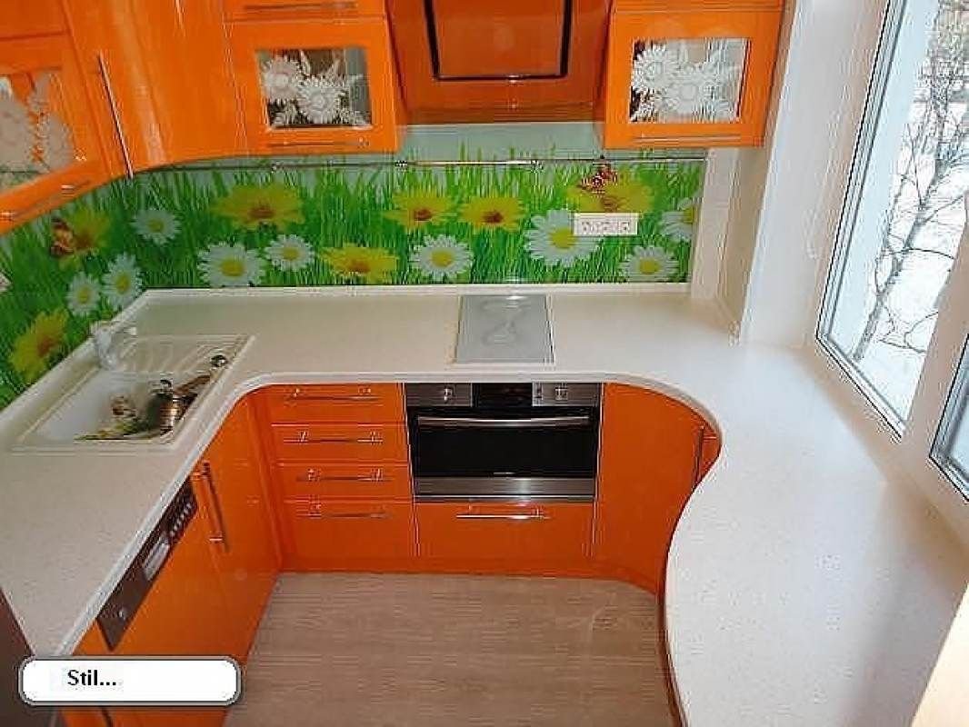 Небольшая кухня с окном