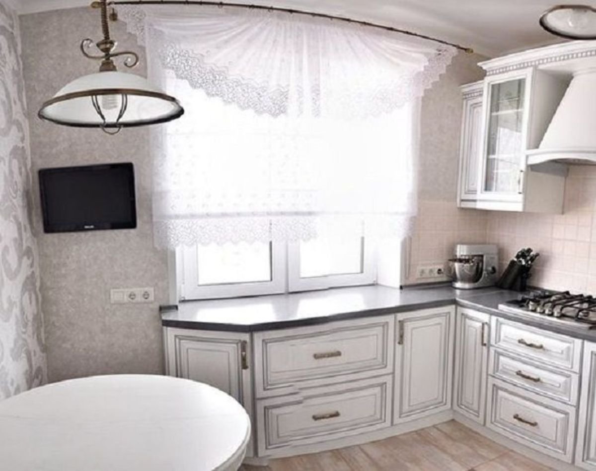 Маленьлаякухня с мойкой у окна