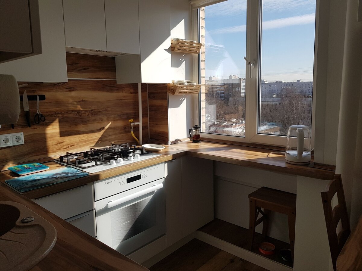 Стол-подоконник на кухне