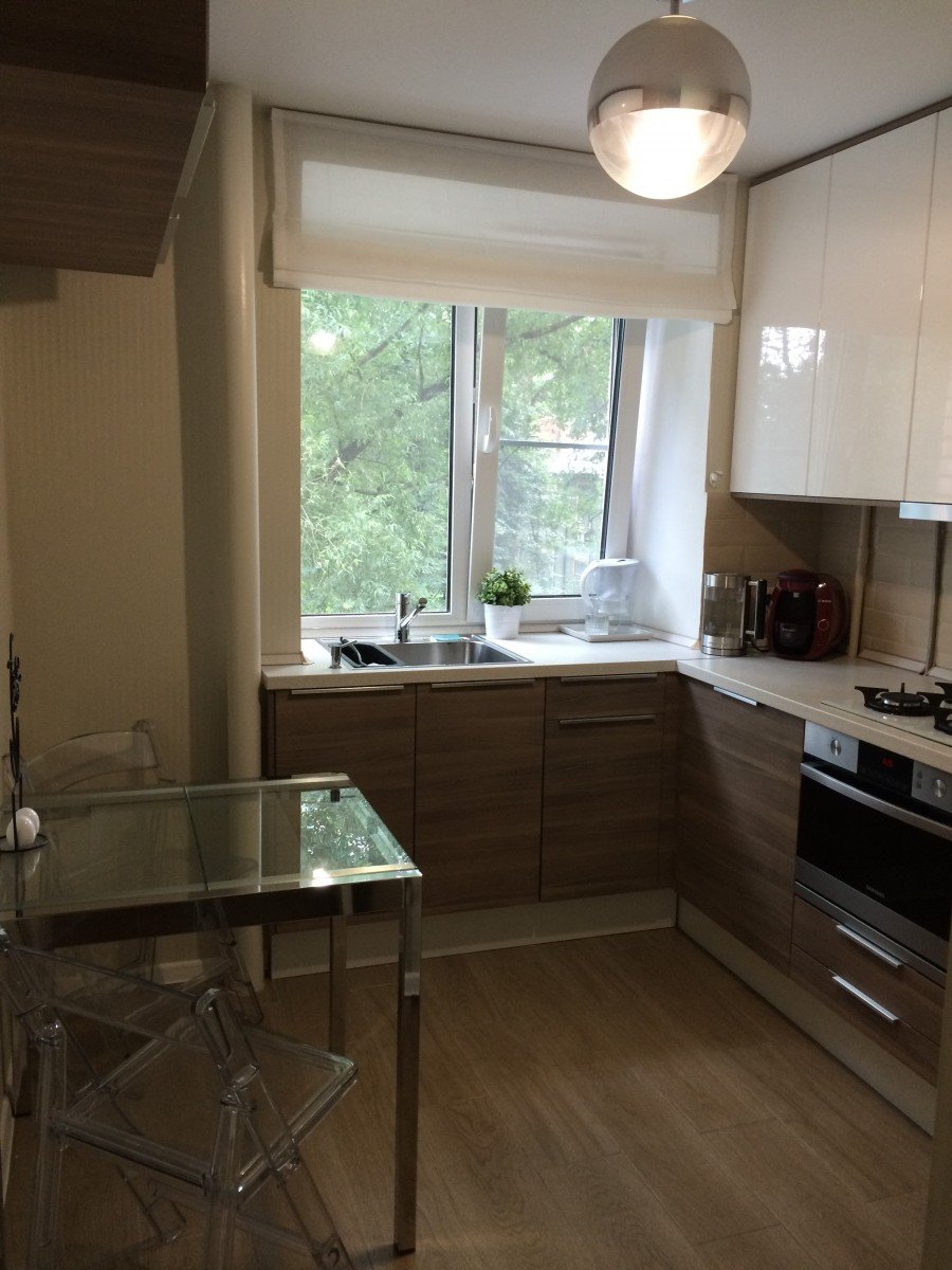 Кухня вдоль окна