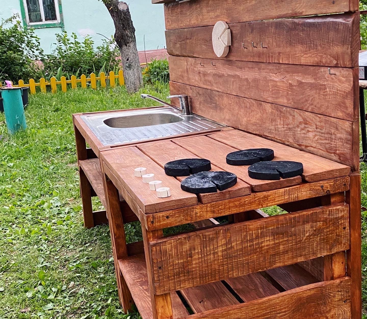 Стол для летней кухни из дерева