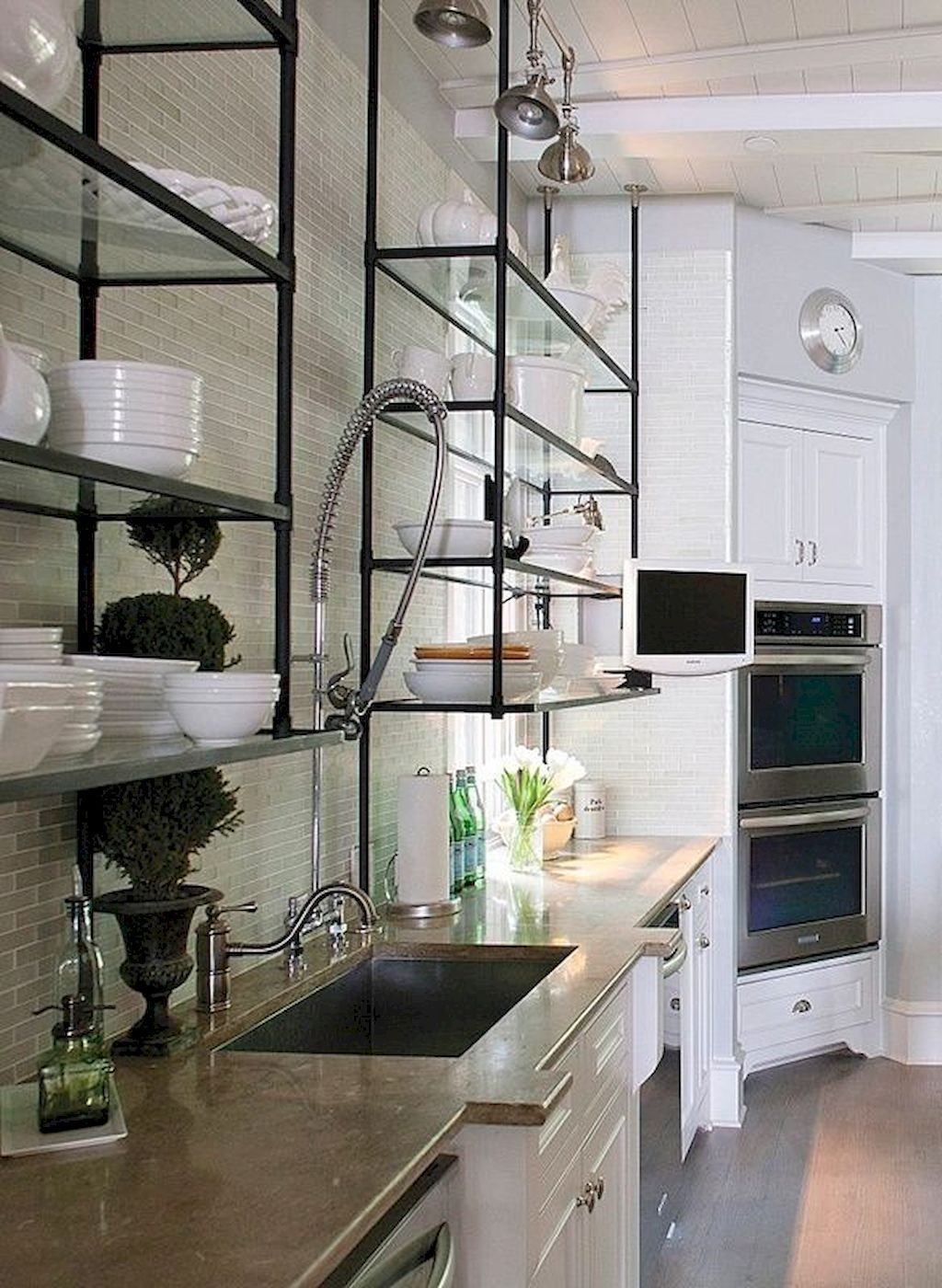 Обзор современных полок на кухню