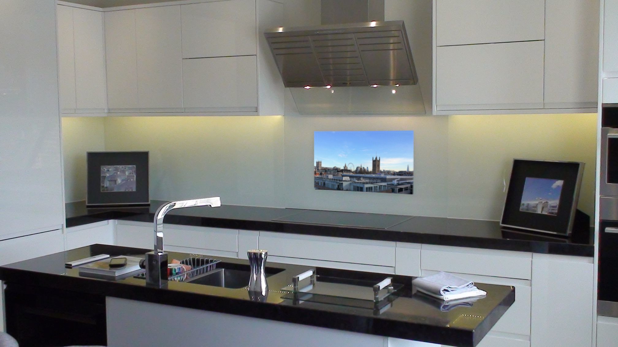 Подвесной телевизор на кухню. Телевизор на кронштейне на кухне. Телевизор встроенный в кухню.