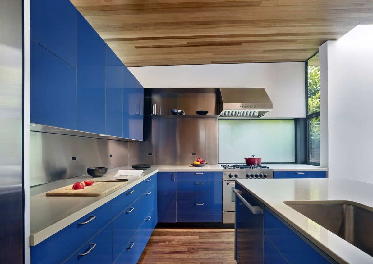 Кухня синяя матовая с деревом