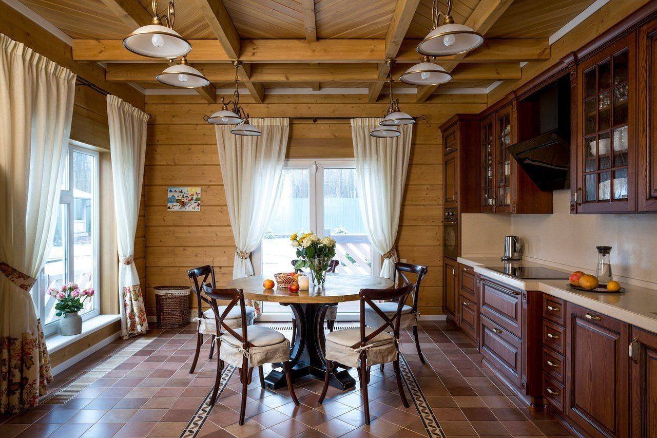 Интерьер кухни с окном в деревянном доме