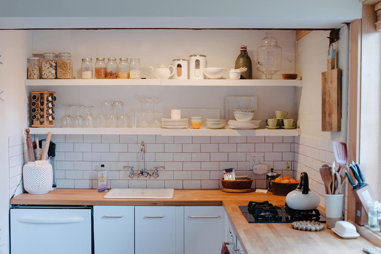 Полки на кухне вместо шкафов фото реального интерьера открытые