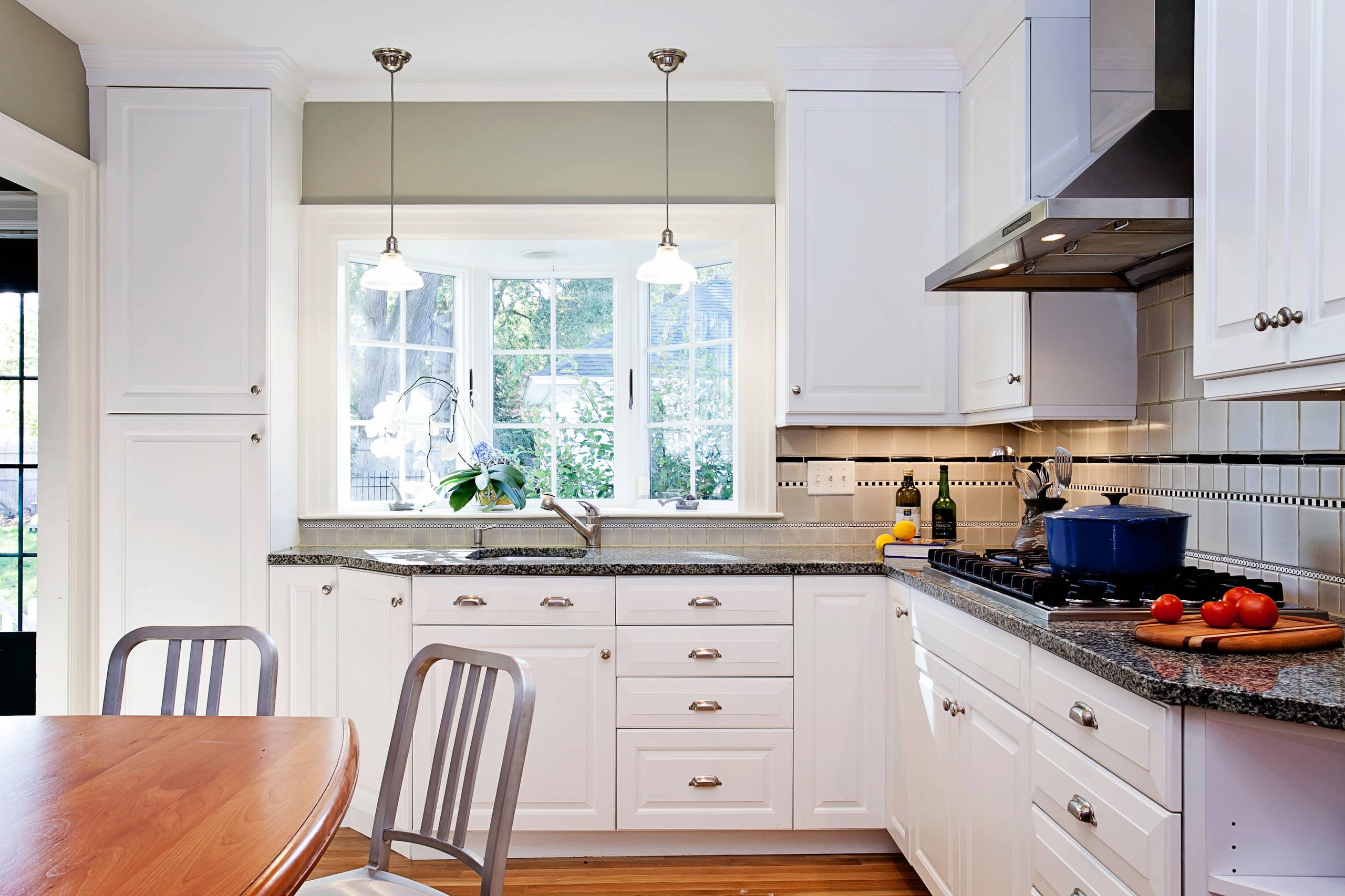 Кухня с окном в частном доме дизайн фото