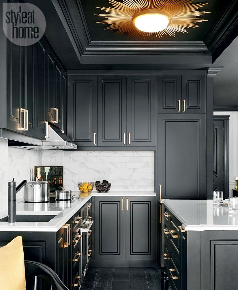 Золотая черная кухня. Темная кухня в интерьере. Черный потолок на кухне. Черные кухни. Кухня в черном цвете.